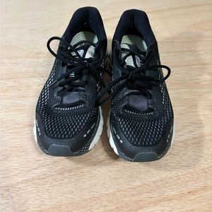 Women’s under armour running shoes. 8.5. White and black.